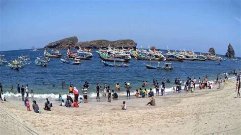 Selain pulau salah nama masih ada pulau lain bernama pulau pandang dan pulau datuk. Pantai Papuma: Rute Menuju Lokasi dan Harga Tiket Masuk