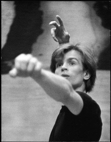 Ce nouveau film réalisé par sonia paramo et produit par les films figures libres, présente des images inédites de la vie de noureev.né en 1938 à bord du. Rudolf Nureyev | Nureyev, Rudolf nureyev, Margot fonteyn