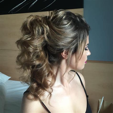 30 Eye Catching Ways To Style Curly And Wavy Ponytails
