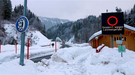 Massive Avalanche Hits German Hotel 26 Killed In European Winter