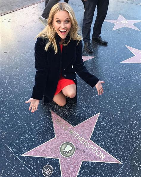 Tan carismática como siempre Reese Witherspoon limpia su propia estrella de la fama EstiloDF