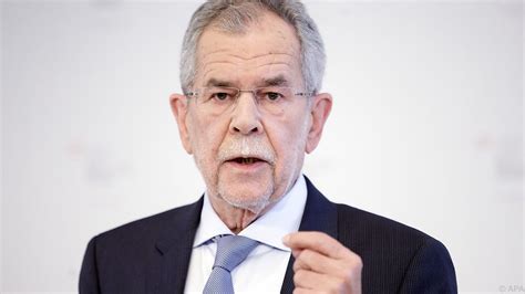 Alexander van der bellen (born january 18 1944) is an austrian economist and politician, chairman of the parliamentary club and federal spokesperson of the austrian green party from 1997cite web|title=biographical data van der bellen was born in vienna and spent his childhood in tyrol. Le président autrichien invite toutes les femmes à porter ...