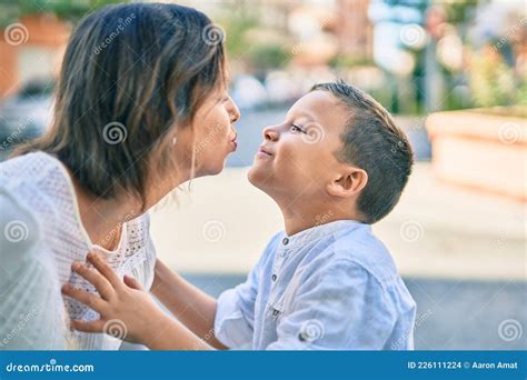 Adorable Madre E Hijo Abrazando Y Besando En La Ciudad Foto De Archivo