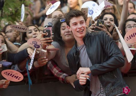 At the time 100 gala on tuesday night, mendes — who also was featured as one of the 100 influential individuals himself — took to the stage to perform for. Shawn Mendes posando con sus fans en los Much Music Video ...
