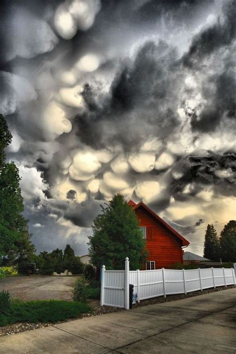 Scary Storm Clouds With Images Mammatus Clouds Clouds Beautiful