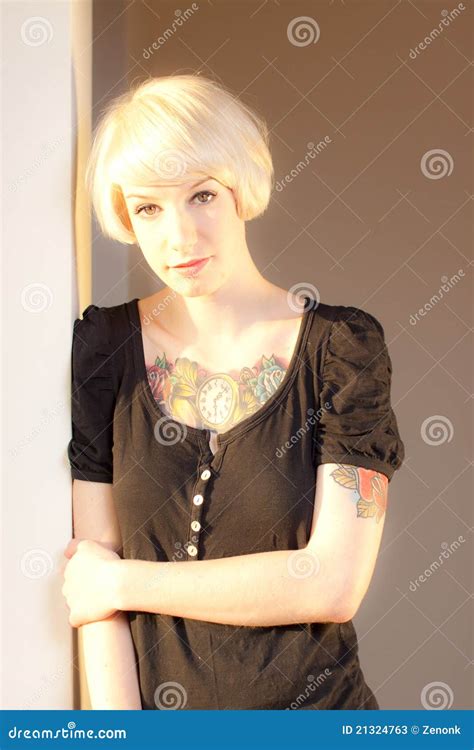 Giovane Donna Con I Tatuaggi Immagine Stock Immagine Di Giovane Femmina 21324763