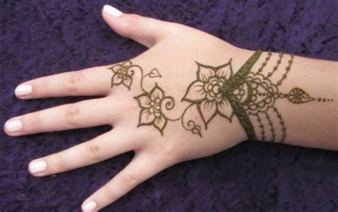 Maybe you would like to learn more about one of these? Cara Melukis Henna Yang Mudah - gambar henna tangan simple ...