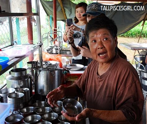 In its basic form, the dessert consists of thin strips of jelly noodles that are typically tinted and flavored with pandan leaves. Aunty Koh Cendol: Best Cendol in Melaka - tallpiscesgirl
