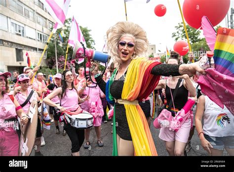 Una Drag Queen Y Participantes En Rosa Vistos Durante El Desfile Del