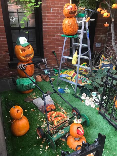 Tons of creative halloween house decorating ideas that are simple & inexpensive & will make you a hit with all the ghouls and goblins. 31 Craziest Decorated Halloween Homes | Design Swan