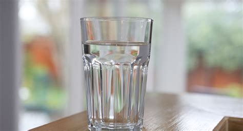 Cheka: ¿Vaso de agua o vaso con agua?: RAE pone fin a este dilema