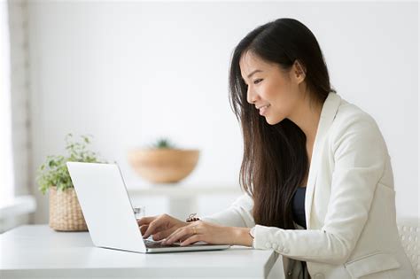 Genç Asyalı Işkadını Kullanarak Bilgisayar Online Dizüstü Bilgisayarda Çalışıyor Gülümseyen Stok