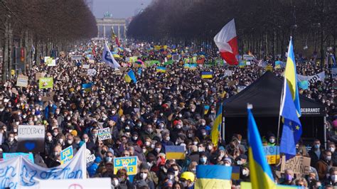 Zehntausende demonstrieren in Berlin gegen Ukraine-Krieg - OM online