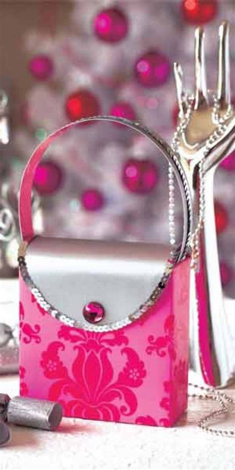 Do yourself a favor and pack your gift into a box. Purse love xo | Creative gift wrapping, Gift wrapping ...