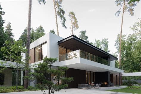 This Modern Forest House Harmonizes Cutting Edge Lifestyle With The