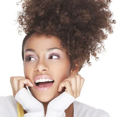 Coiffure homme tressée et dégradé à l'américaine. Coiffure cheveux très frisés