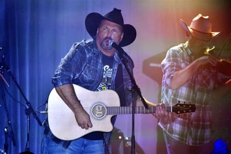 Garth Brooks Reveals Second Stop For His 2019 Dive Bar Tour Stars And
