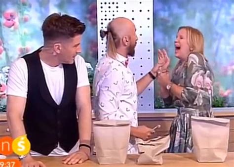 Ogromna wpadka w pytaniu na śniadanie miała miejsce 2 lipca 2016 roku i od razu spowodowała ona spore poruszenie w internecie. WATCH: Polish TV host impales herself in failed magic ...