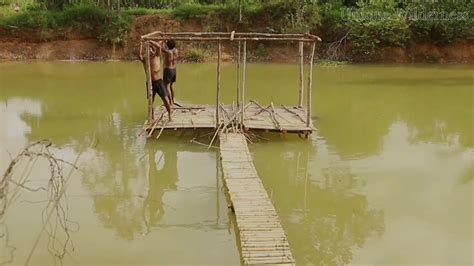 Kemiri sendiri dikenal dengan berbagai macam nama di indonesia, seperti muncang di daerah sunda, dèrèkan dan pidekan di jawa, kembiri di batak, dan. Cara buat rumah atas air😯😯😯 - YouTube