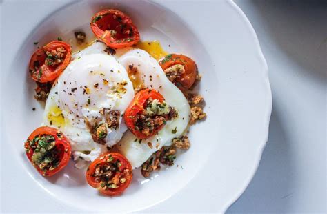 Poached Eggs With Crumbed Tomatoes Tomato Recipes Poached Eggs Recipes