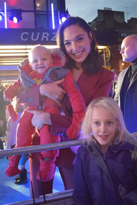 Gal Gadot With Fans At The Ralph Breaks The Internet Premiere