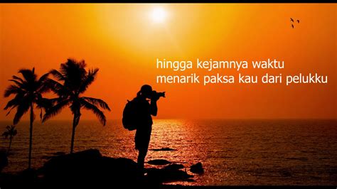 Semua itu tak lepas dari lirik lagunya yang sangat puitis, indah, dan mendalam. (LIRIK LAGU) Fiersa Besari -Celengan Rindu - YouTube