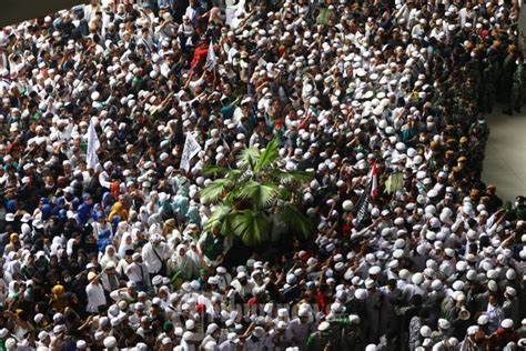 Jakarta, kompas.tv habib rizieq shihab mempunyai nama lengkap muhammad rizieq akhirnya gus baha ungkap sosok habib rizieq shihab pernah di tanya bagaimana pendapat gus. Massa FPI Penuhi Bandara Soetta Sambut Kedatangan Habib ...