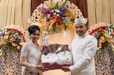 Seserahan pernikahan merupakan bagian dari prosesi acara pernikahan yang biasanya dilakukan oleh masyarakat jawa dan sunda. 6 Makna Mahar Seperangkat Alat Sholat. Sederhana, Tapi Tahukah Tanggung Jawabnya?