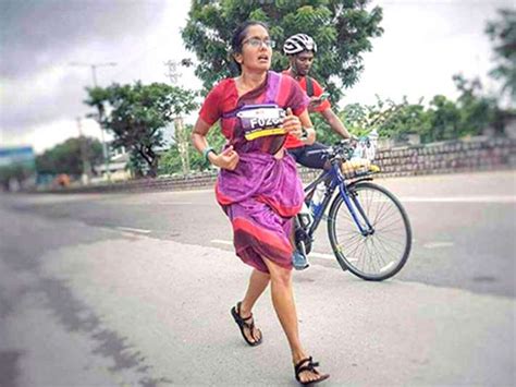Hyderabad Marathon Woman Runner Completes 42 Km In A Handloom Sari