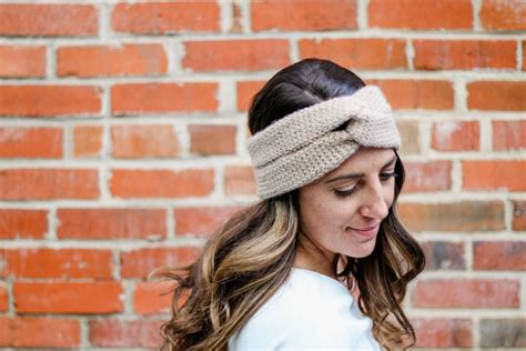 The stitch gauge determines how many stitches your diy headband will need. Knit-Look Twist Crochet Headband - Free Pattern » Make ...