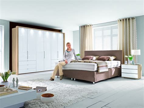 Zentrales element dieser serie ist das moderne futonbett, das wahlweise mit chromfüßen oder als schwebend anmutende variante verfügbar ist. WIEMANN SCHLAFZIMMER| MAYER MÖBEL