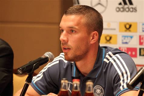 Japan Wechsel Lukas Podolski Hofft Auf Zusage Von Andres Iniesta