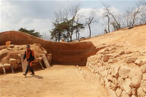 Anders behring breivik have on the 9th of july this year, sent out a letter to many politicians. 신라 왕릉급 무덤 발견..호석 두른 최고급 고분