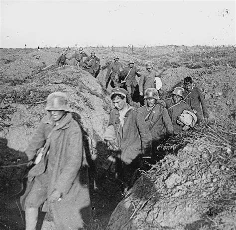 Weltkriegs.deutschland wurde zu enormen reparaturzahlungen verpflichtet, dessen leistung praktisch unmöglich war. Erster Weltkrieg: Streiks deutscher Truppen erzwangen 1918 ...