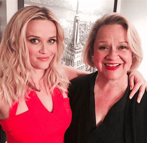 Reese Witherspoon Her Daughter And Her Mother Posed For A Photo And