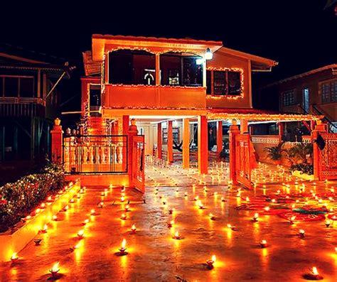 दिवाली पर प्रवेश द्वार को सजाने के लिए मोतियों और मोतियों के सुंदर तोरणों का उपयोग करें. Diwali - A Festival Celebrating happiness across the world