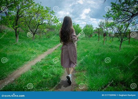 Mujer Joven Caminando Por La Carretera Mujer Linda Caminando Por El Parque Foto De Archivo