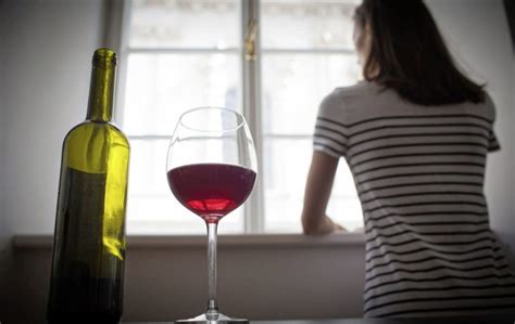 Редовната консумация на алкохол по време на изолацията носи голям риск