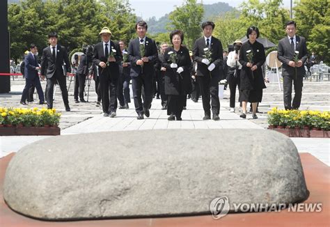 일각에서 노무현 대통령의 임기 중 지지율이 역대 대통령 중 최저인 5.7%를 기록한 적이 있다는 주장이 있다. 노무현 전 대통령 서거 11주기 추도식 | 연합뉴스