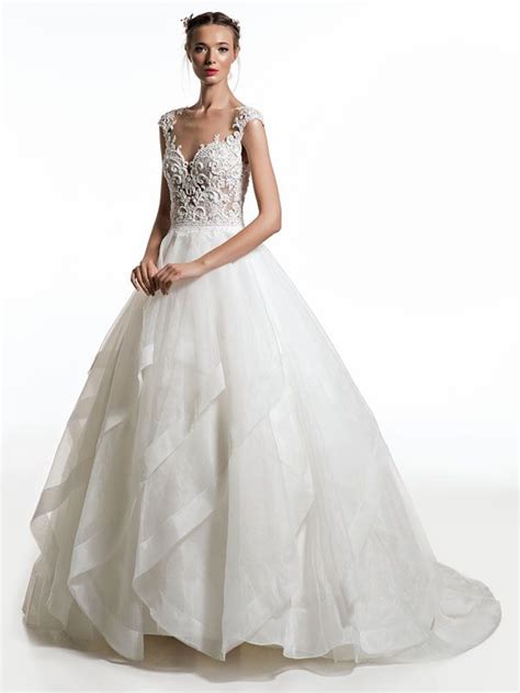 Abgestufter rock und volantrock werden oft gleichbedeutend eingesetzt. Brautkleid mit Volantrock und spitzenbesetztem Oberteil ...