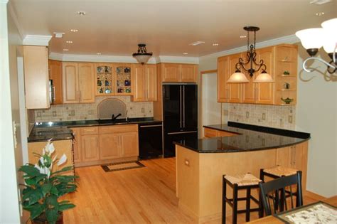 Choosing countertops for oak cabinets can be a pleasant experience and foray into design, since it's very much up to your personal tastes and preferences. kitchen backsplashes with granite countertops | kitchen ...