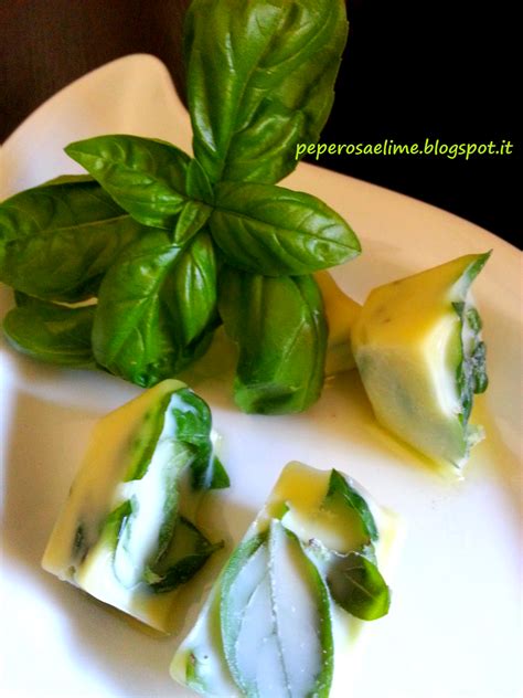 Inoltre, ha un ottimo profumo. Basilico surgelato in olio