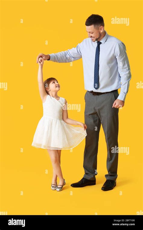 Padre Y Su Hija Pequeña Bailando Contra El Fondo De Color Fotografía De Stock Alamy
