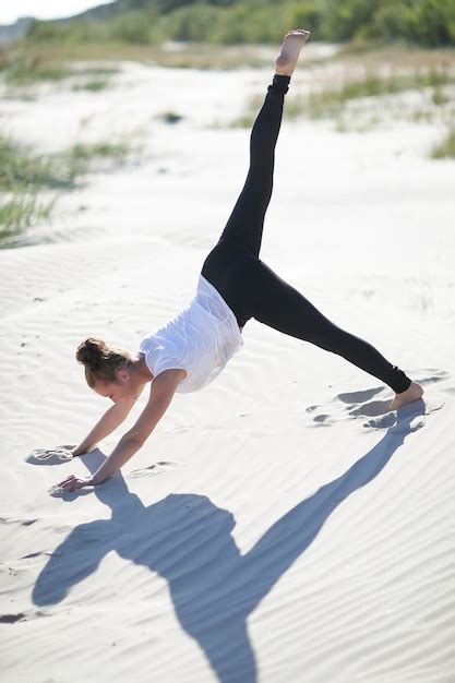 Yoga En La Playa Foto Gratis