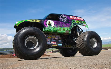 Here Are 9 Reasons Why Grave Digger Is The Og Monster Truck Auto Best