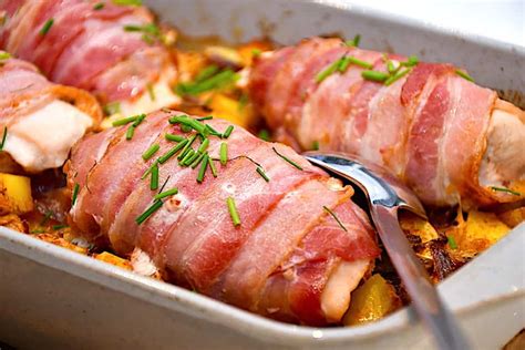 Fyldt kyllingefilet med bacon kartofler og spidskål Madens Verden