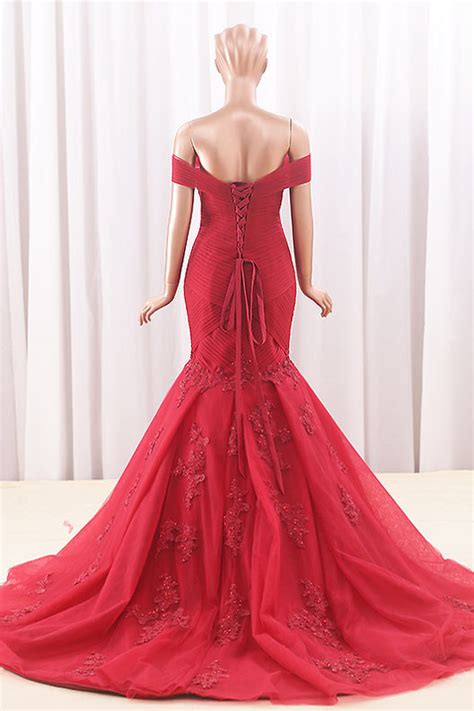 Modèle sans manches et encolure ronde avec empiècement en tulle. Robe rouge de mariée 2018 épaule dégagée & jupe sirène ...