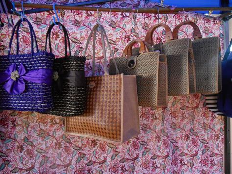 Kuih cincin ini adalah pasangan wajib bagi snek amplang yang selalu dijadikan cenderahati dari sabah. Kuih Cincin Sarawak - Bank Surabaya