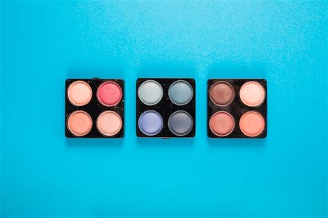 Free Photo Elevated View Of Eye Shadow Powders On Blue Background