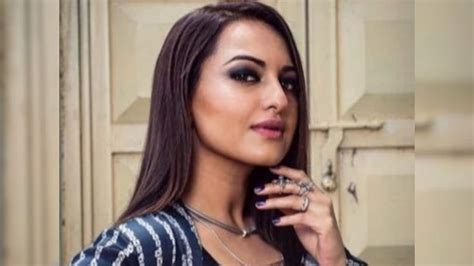 Sonakshi Sinha Slammed By Up Minister For Not Being Able To Answer Kbc Question On Ramayana